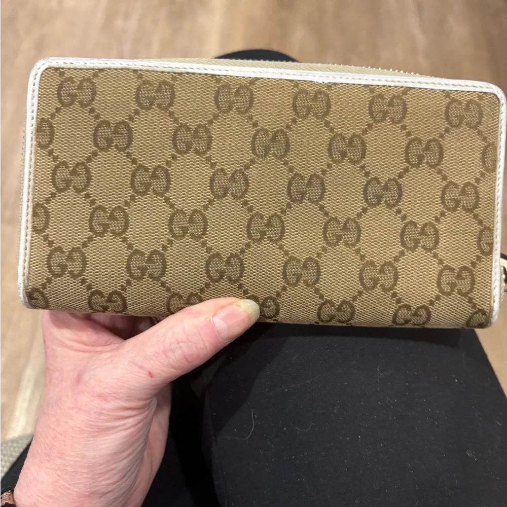 Gucci Tan and Green Signature Wallet - Picture 2 of 15